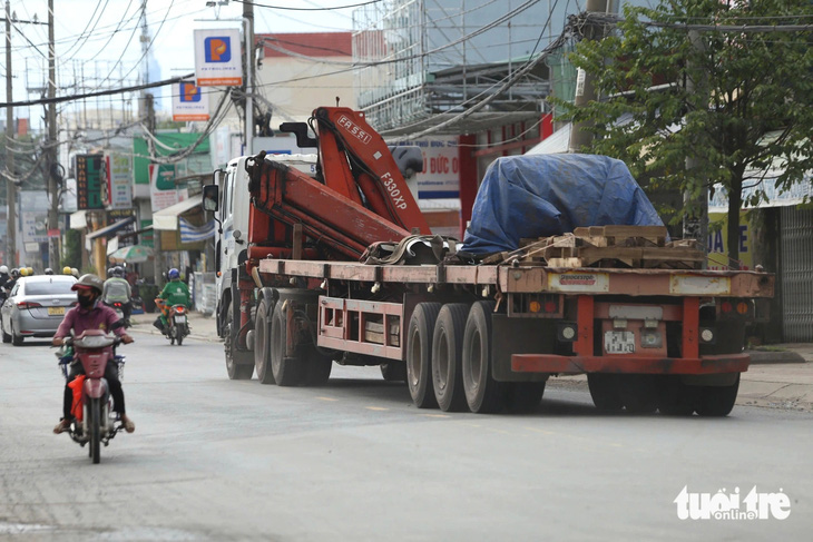 Sau vụ tai nạn ở vòng xoay Phú Hữu, dân càng lo vì khu vực 'gánh' nhiều xe tải nặng - Ảnh 2.