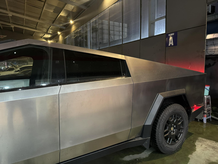 Tesla Cybertruck đầu tiên về Việt Nam: Là bản 'tiên phong', giá dễ ngang Lexus LX