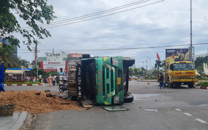 Vụ xe tải chở dăm gỗ lật đè chết 3 người ở Quy Nhơn: Công an đang làm việc với tài xế - Ảnh 2.