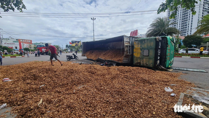 Sau vụ xe tải lật đè chết 3 người, chủ tịch Bình Định yêu cầu xử lý nghiêm xe vi phạm - Ảnh 3.