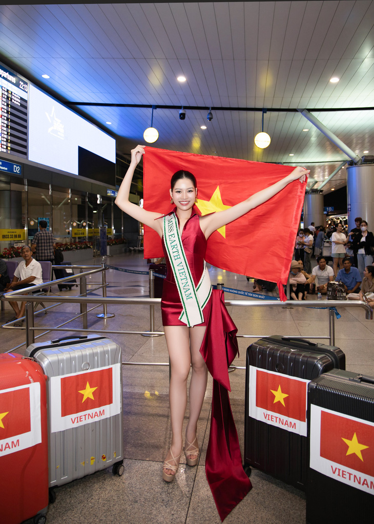 Cao Ngọc Bích rạng rỡ lên đường dự thi Miss Earth 2024 - Ảnh 7.