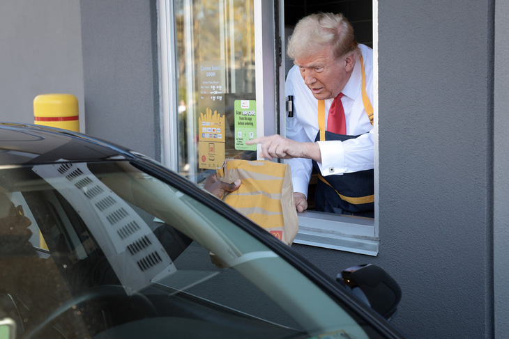 Ông Trump tập bán McDonald's, bà Harris mừng sinh nhật tuổi 60 - Ảnh 2.