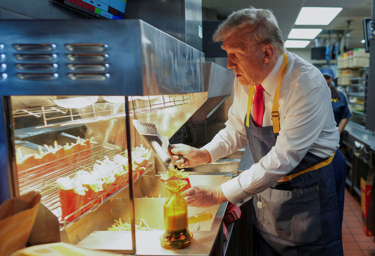 Ông Trump tập bán McDonald's, bà Harris mừng sinh nhật tuổi 60 - Ảnh 1.