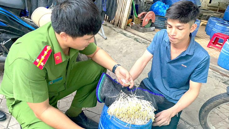 'Tẩm độc' bữa ăn của đồng bào mình - Ảnh 1.