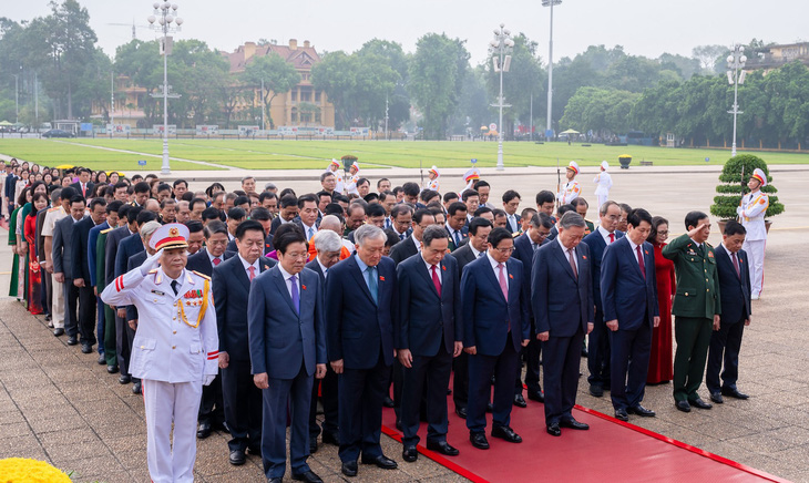 Lãnh đạo Đảng, Nhà nước, đại biểu Quốc hội dự kỳ họp thứ 8 viếng Chủ tịch Hồ Chí Minh - Ảnh 1.