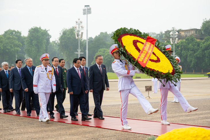 Lãnh đạo Đảng, Nhà nước, đại biểu Quốc hội dự kỳ họp thứ 8 viếng Chủ tịch Hồ Chí Minh - Ảnh 2.