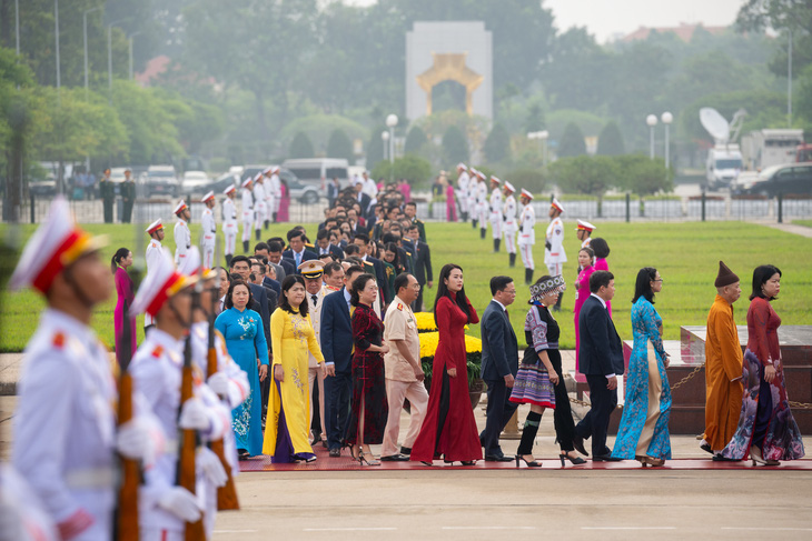 Lãnh đạo Đảng, Nhà nước, đại biểu Quốc hội dự kỳ họp thứ 8 viếng Chủ tịch Hồ Chí Minh - Ảnh 4.