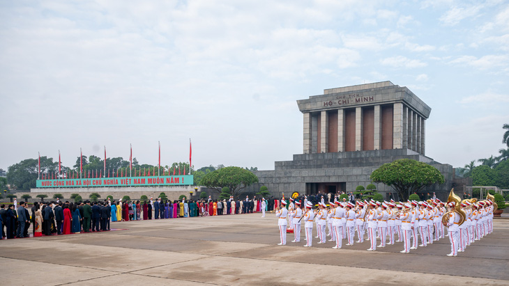 Lãnh đạo Đảng, Nhà nước, đại biểu Quốc hội dự kỳ họp thứ 8 viếng Chủ tịch Hồ Chí Minh - Ảnh 5.