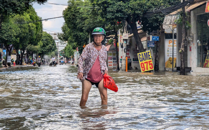 Không khí lạnh gây mưa to ở miền Trung, miền Bắc có nơi rét 16 độ C - Ảnh 2.