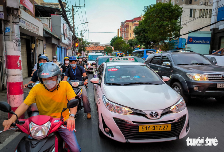 Đường Nguyễn Tất Thành đứng số 1 điểm ùn ứ giao thông hai năm liền, vì sao? - Ảnh 1.