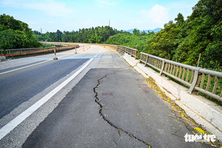 Hơn 1 tháng sau mưa bão, cao tốc Nội Bài - Lào Cai vẫn ngổn ngang sạt lở - Ảnh 7.