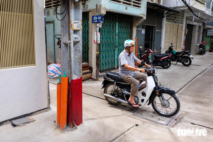 Hẻm ở quận 3 đã mở rộng, cột điện vẫn đứng hiên ngang giữa đường - Ảnh 2.