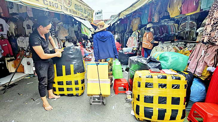 Tiểu thương bán hàng Trung, bỏ hàng Việt - Ảnh 5.