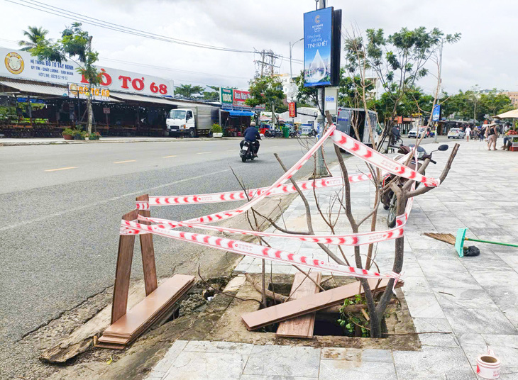 Mất hàng loạt nắp cống ở Phú Quốc, địa phương cho giăng dây cảnh báo - Ảnh 2.