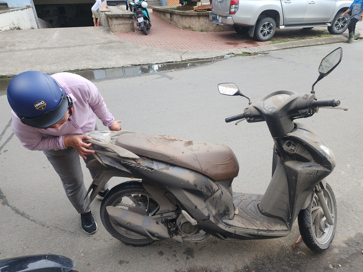 Nước tràn vào hầm của 3 chung cư ở quận 12, hơn 100 trăm xe máy, 3 ô tô bị nhấn chìm - Ảnh 2.