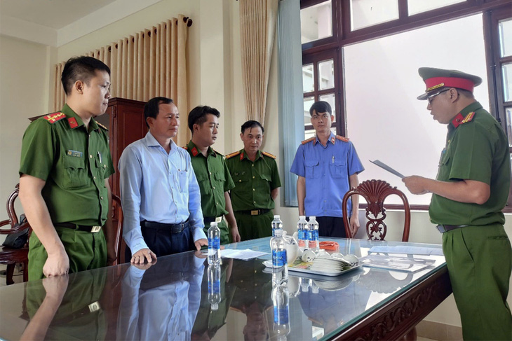 Khởi tố, bắt tạm giam nguyên phó chủ tịch UBND huyện Bù Gia Mập - Ảnh 1.