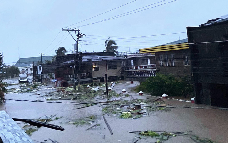 Lũ lụt nặng ở vùng Bicol, Philippines trước khi bão Trami đổ bộ - Ảnh 2.