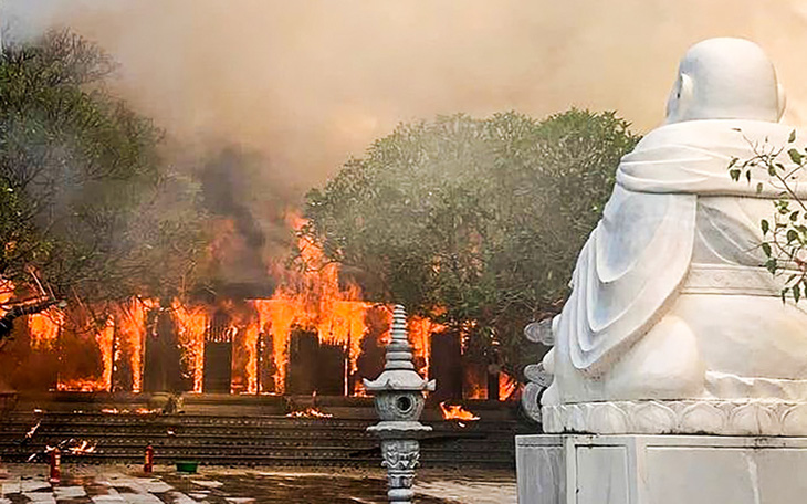 Cháy chùa Phổ Quang ở Phú Thọ, chưa thống kê được thiệt hại - Ảnh 1.