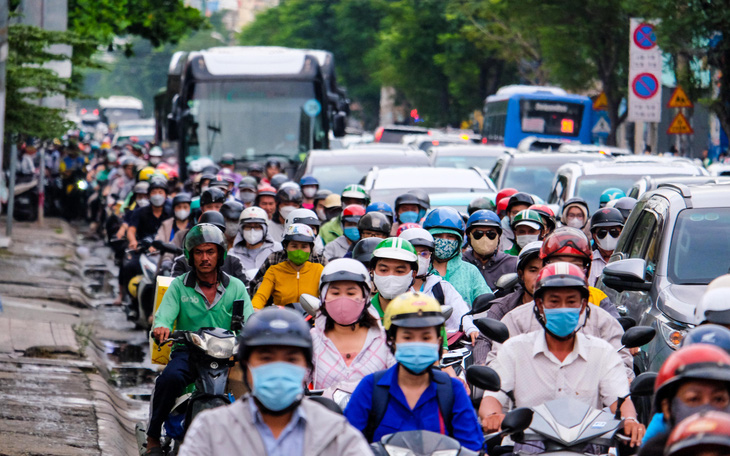 Sở Giao thông vận tải TP.HCM làm nhiều cách để giảm ùn ứ đường Nguyễn Tất Thành - Ảnh 2.