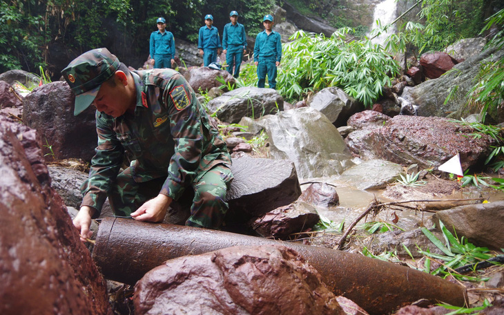 Di dời 565 người dân để hủy nổ quả bom Mỹ 250kg đã bị kích hoạt ngòi nổ - Ảnh 4.