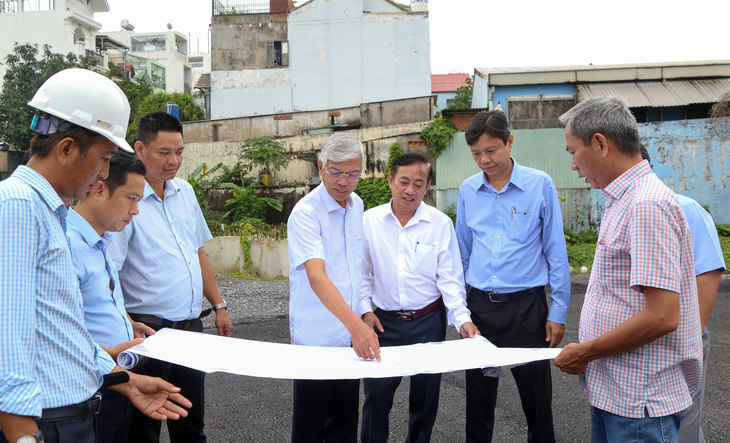 Lãnh đạo TP.HCM thực địa, yêu cầu đẩy nhanh tiến độ đường nối Trần Quốc Hoàn - Cộng Hòa  - Ảnh 1.