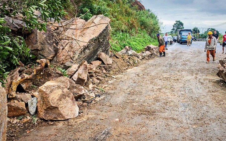 Mưa lớn, nhiều nơi ở Khánh Hòa xảy ra sạt lở - Ảnh 2.