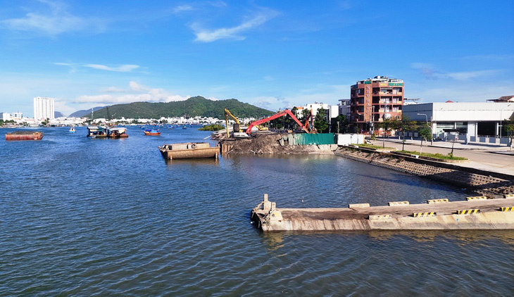 Nhiều nguy cơ sạt lở, đá rơi xuống đường đèo Cù Hin nối Nha Trang với sân bay Cam Ranh - Ảnh 3.