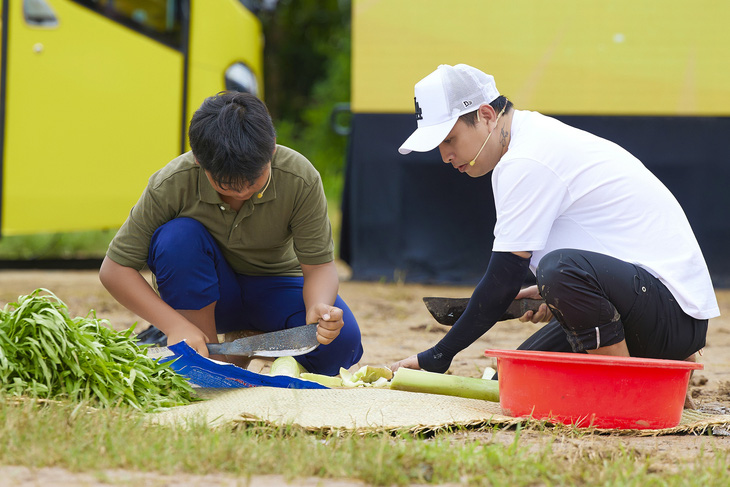 Hồ Quang Hiếu bịt mắt bắt vịt giúp người nghèo - Ảnh 2.