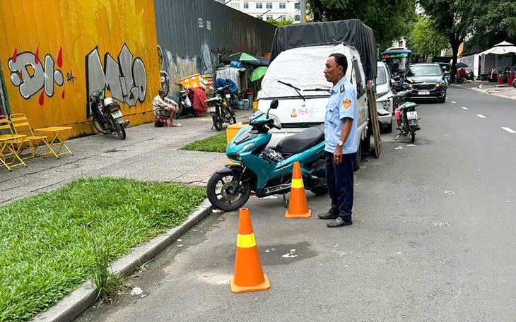 Nhà hàng, quán ăn 'cắm cọc' giành chỗ đậu xe; Mòn mỏi chờ tái định cư - Ảnh 2.