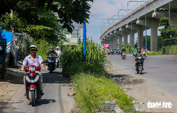 Đường song hành xa lộ Hà Nội bầy hầy, Sở Giao thông vận tải TP.HCM yêu cầu sớm khắc phục - Ảnh 1.