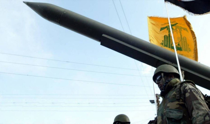 Lần đầu tiên Hezbollah dùng tên lửa dẫn đường chính xác tấn công Israel - Ảnh 1.