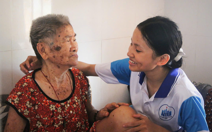 'Tôi là người chung xã, đi cùng cháu nhập học vì thương cháu mồ côi cha mẹ' - Ảnh 3.