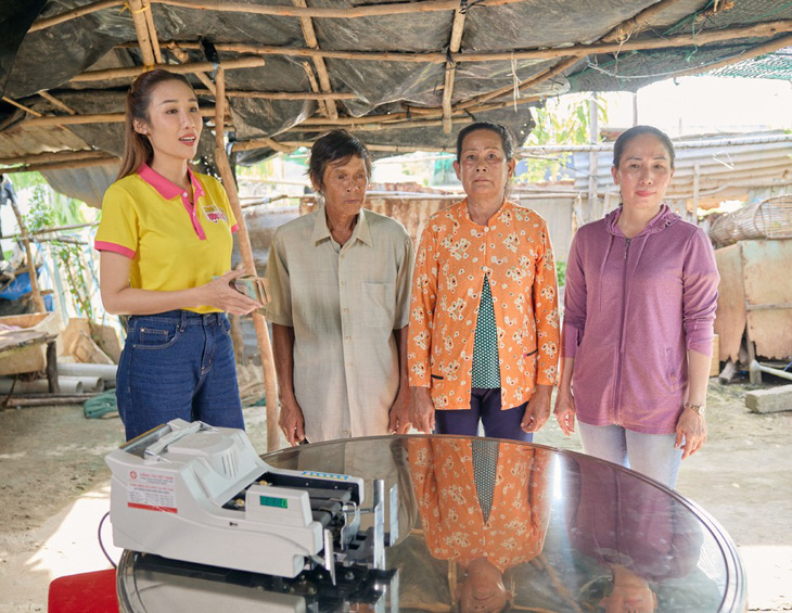 Hồ Quang Hiếu bịt mắt bắt vịt giúp người nghèo khiến khán giả cười bò - Ảnh 5.