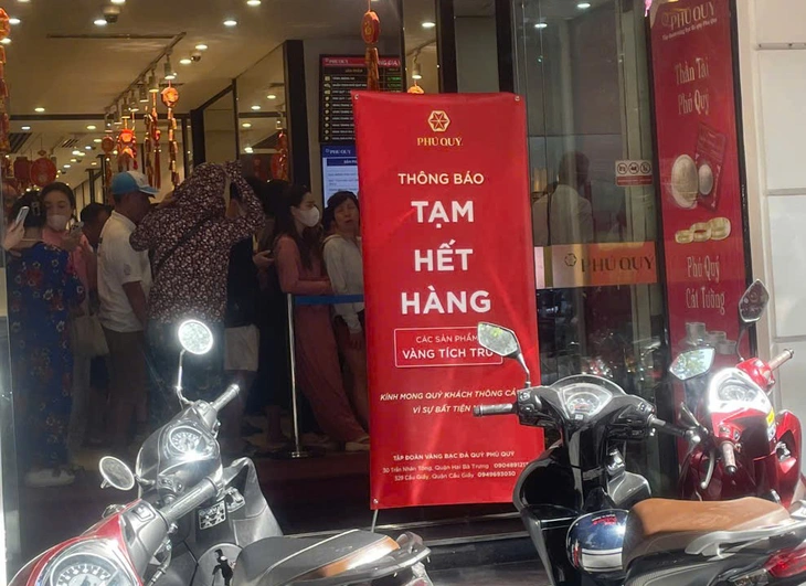 Xếp hàng hai ngày mới mua được mấy chỉ vàng nhẫn - Ảnh 1.