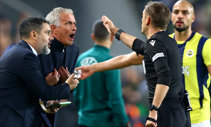 Jose Mourinho 'cà khịa' trọng tài sau khi bị thẻ đỏ - Ảnh 1.