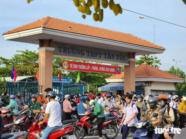 Phát hiện camera quay lén trong nhà vệ sinh trường học ở Bình Chánh - Ảnh 1.