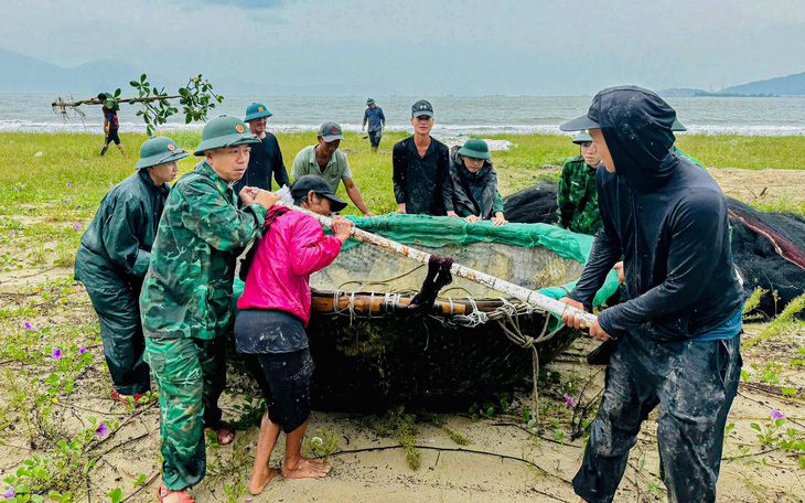 Góp tiền mua mì, nước, bánh lọc tặng bộ đội đắp đê chắn sóng giúp dân trước bão Trà Mi - Ảnh 2.