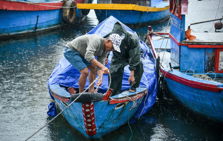 Thời tiết hôm nay 27-10: Trung Bộ mưa rất to, bão Trà Mi vào đất liền rồi vòng ra biển - Ảnh 1.