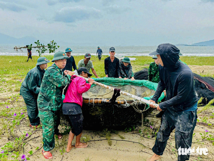 Đà Nẵng: Bộ đội cùng người dân dốc sức ứng phó bão Trà Mi - Ảnh 1.