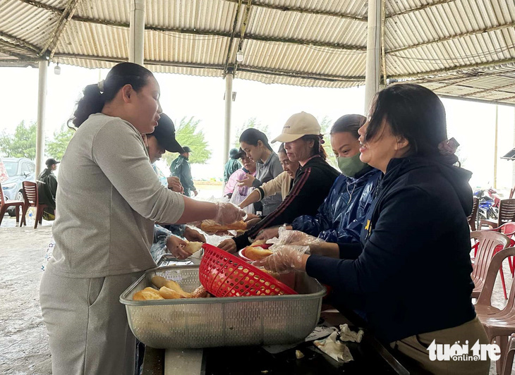 Góp tiền mua mì, bánh lọc tặng bộ đội đắp đê chắn sóng trước bão Trà Mi - Ảnh 1.