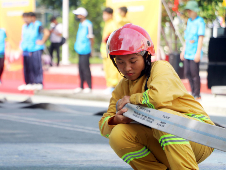 Kịch tính những màn 'chữa lửa, cứu người' của sinh viên - Ảnh 5.