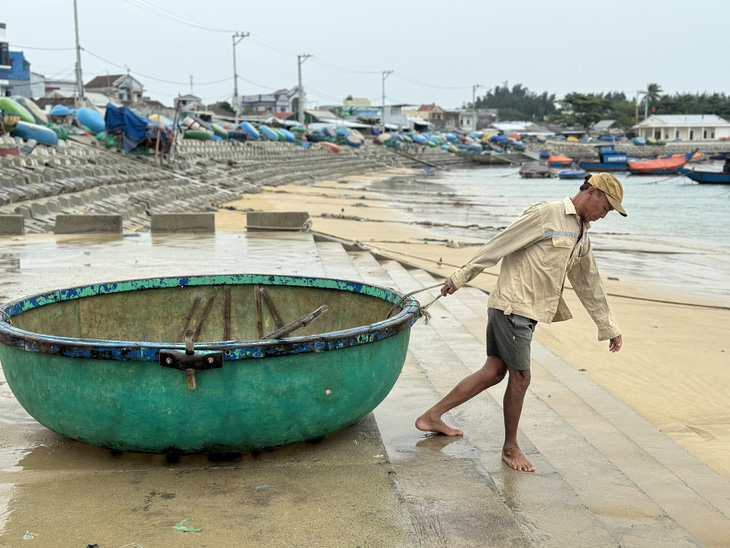 Vẫn có ngư dân ra biển đánh bắt lúc bão Trà Mi đổ bộ vào đất liền - Ảnh 2.