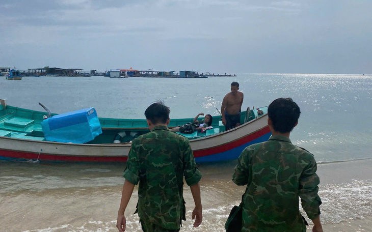 Hỗ trợ đưa thi thể khách gặp nạn ở biển Phú Quý vào đất liền - Ảnh 2.