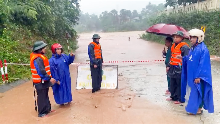 Thời tiết hôm nay 28-10: Nhiễu động suy yếu từ bão Trà Mi gây mưa to cho Trung Bộ - Ảnh 1.