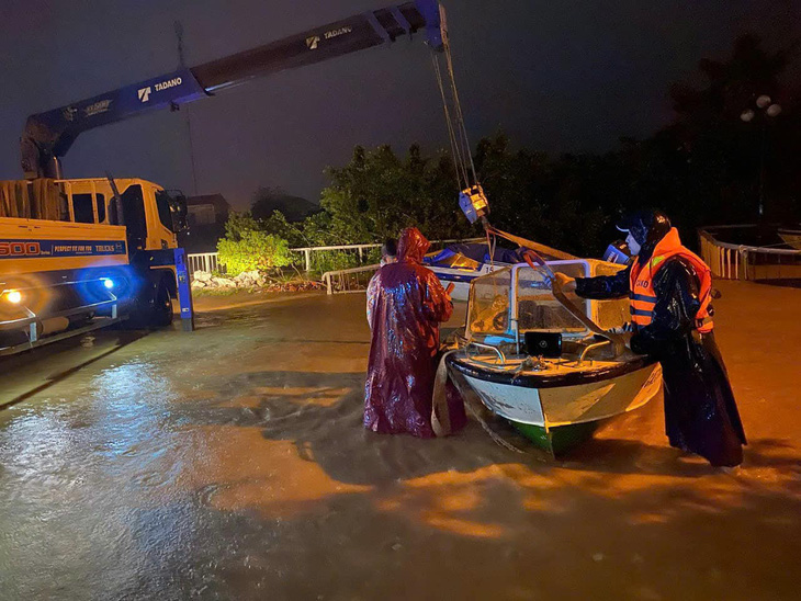 Lũ ở Lệ Thủy, Quảng Bình vẫn đang lên, đêm nay miền Trung tiếp tục mưa lớn - Ảnh 1.