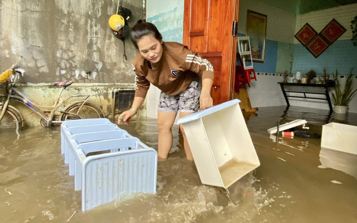 Mưa to vào rạng sáng đang không ngừng tại Đà Nẵng, 'điểm nóng' lại ngập cục bộ - Ảnh 4.