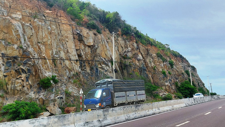 Nhiều nguy cơ sạt lở, đá rơi xuống đường đèo Cù Hin nối Nha Trang - sân bay Cam Ranh - Ảnh 5.