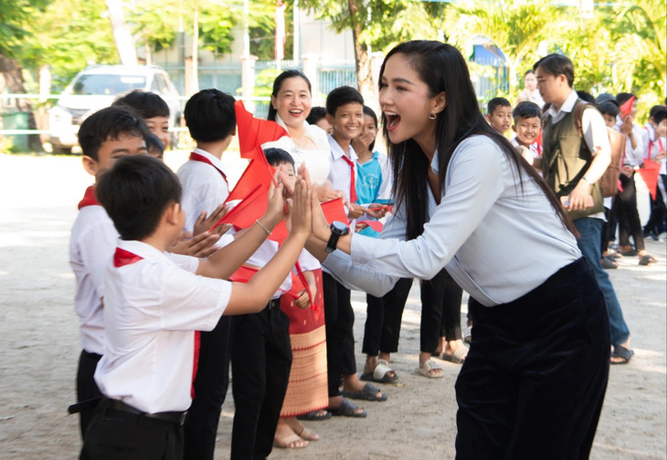 H'Hen Niê thỏa niềm đọc sách qua mẩu giấy bao ổ bánh mì - Ảnh 4.