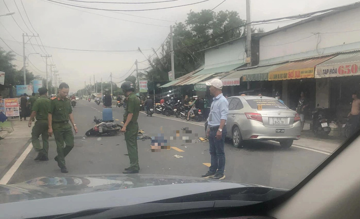 Ô tô tập lái va chạm xe máy ở Nhà Bè, một người tử vong - Ảnh 1.