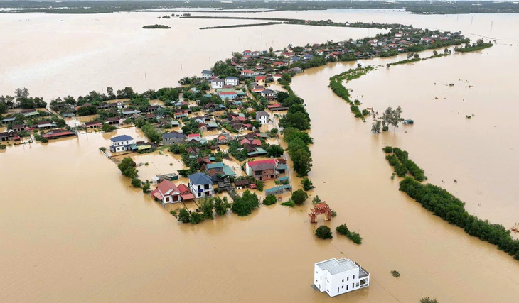 Các đoàn đưa xuồng đến cứu trợ, huyện Lệ Thủy nói cảm ơn nhưng chưa phù hợp nên xin tạm dừng - Ảnh 2.